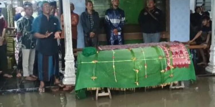 Diiringi Hujan Deras dan Banjir, Pemakaman Bocah Tewas dalam Karung Penuh Haru