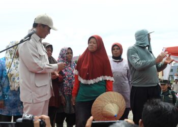 Buruh Panen Padi Dapat Hadiah 1 Unit Combine Harvester