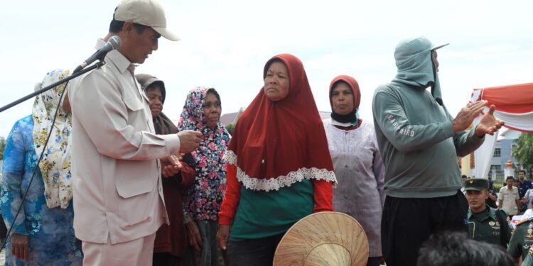 Buruh Panen Padi Dapat Hadiah 1 Unit Combine Harvester