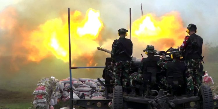 TNI AD Latihan Perang Senjata Berat Pemusnah Pesawat