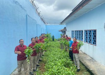 Kalapas Sungailiat Gelar Panen Sayur Kangkung untuk Dukung Ketahanan Pangan