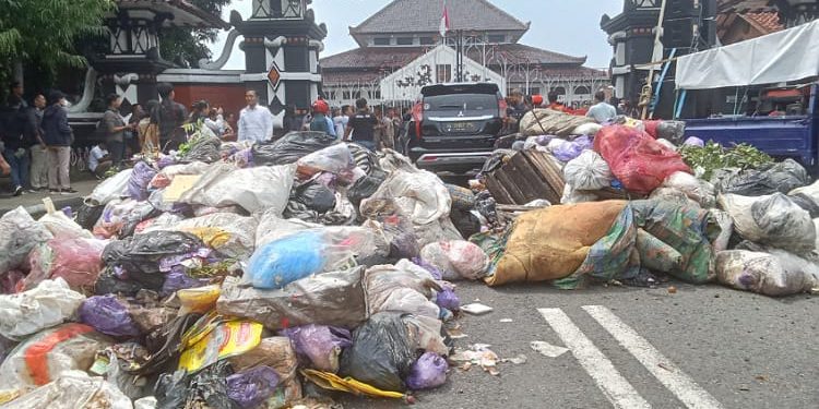Hadiah Ulang Tahun Bupati Pemalang, Warga Hadiahi Dua Truk Berisi Sampah