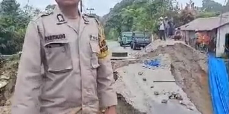 Jalan Lintas Medan-Dolok Sanggul di Desa Barisan Nauli Putus Total