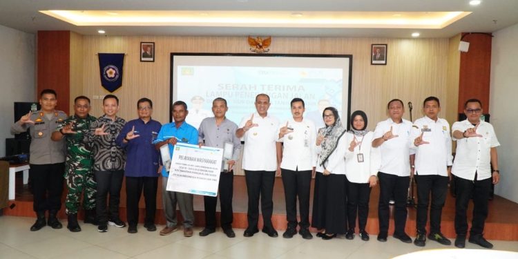 Pj Bupati Langkat Hadiri Serah Terima Lampu Penerangan Jalan Desa Sei Siur dan Tanjung Pasir