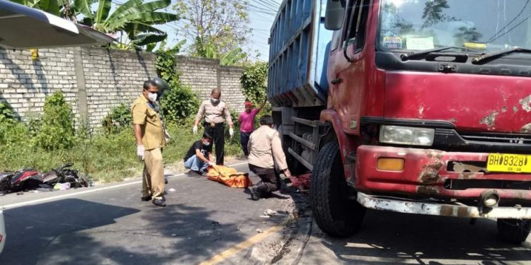 Balita Tewas Terlindas Truk di Medan Usai Tak Sengaja Tarik Gas Motor