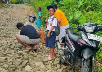Pegawai Kantor Camat Idanotae Alami Kecelakaan Akibat Jalan Rusak, Warga Minta Perbaikan Segera