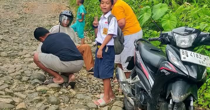 Pegawai Kantor Camat Idanotae Alami Kecelakaan Akibat Jalan Rusak, Warga Minta Perbaikan Segera