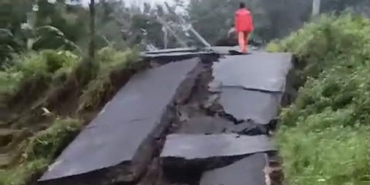 Ratusan Meter Jalan Penghubung Antar Kecamatan Amblas di Pemalang Akibat Longsor