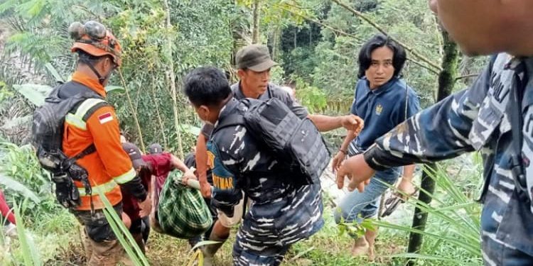 Prajurit Lanal Tegal Prioritaskan Keselamatan Masyarakat dalam Evakuasi Tanah Longsor