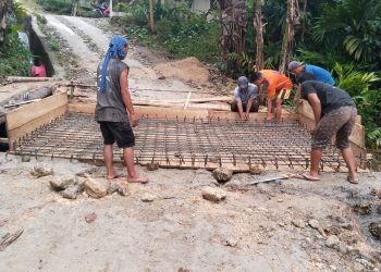 Pemerintah Desa Awoni Gunakan Dana Desa Bangun Duikerplat