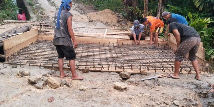 Pemerintah Desa Awoni Gunakan Dana Desa Bangun Duikerplat