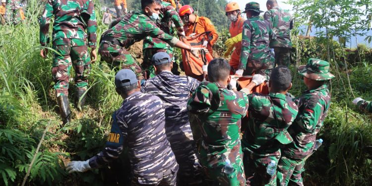 Hari Keempat Pencarian Korban Longsor: Prajurit Lanal Tegal dan Tim Gabungan Temukan Dua Jenazah