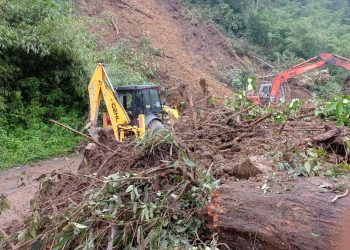 Material Longsor yang Menutup Jalan Alternatif Kabupaten Langkat – Karo di Pamah Simelir Dibersihkan
