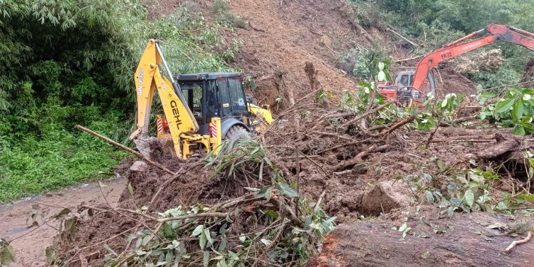 Material Longsor yang Menutup Jalan Alternatif Kabupaten Langkat – Karo di Pamah Simelir Dibersihkan