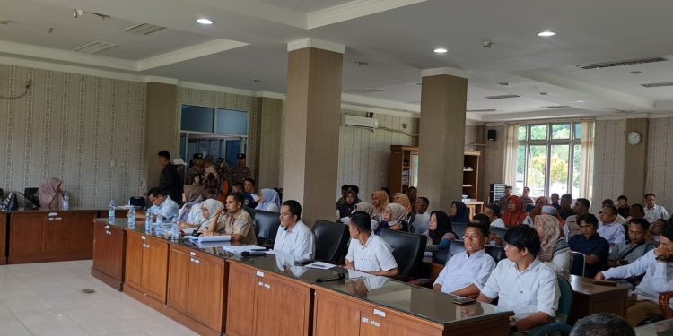 Ratusan Nakes dan Tenaga Honorer Datangi DPRD Pasaman Barat