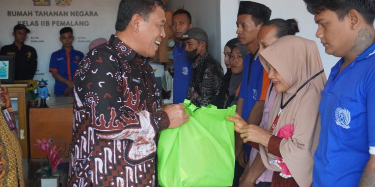 Rutan Pemalang Salurkan Bantuan Sosial untuk Keluarga Warga Binaan