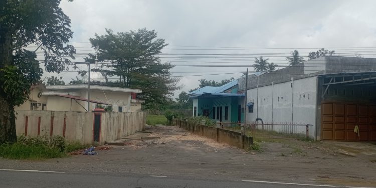 Masyarakat Desak Bupati Langkat Bongkar Penutup Paret PU yang Dijadikan Jalan di Samping Polsek Gebang, Penyebab Banjir