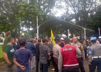 Ratusan Warga Tanjung Pura Tuntut Perbaikan Jalan Rusak Parah
