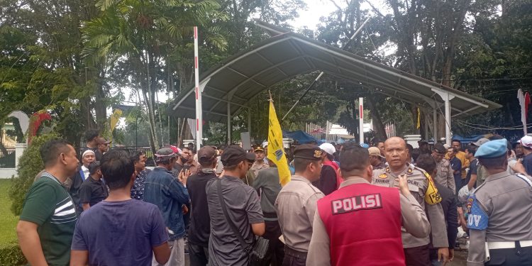 Ratusan Warga Tanjung Pura Tuntut Perbaikan Jalan Rusak Parah