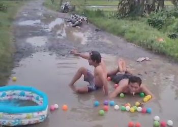 Warga Pemalang Ubah Jalan Rusak Jadi “Wahana Mandi Bola” sebagai Protes