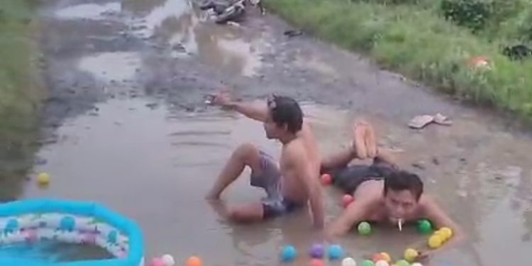 Warga Pemalang Ubah Jalan Rusak Jadi “Wahana Mandi Bola” sebagai Protes