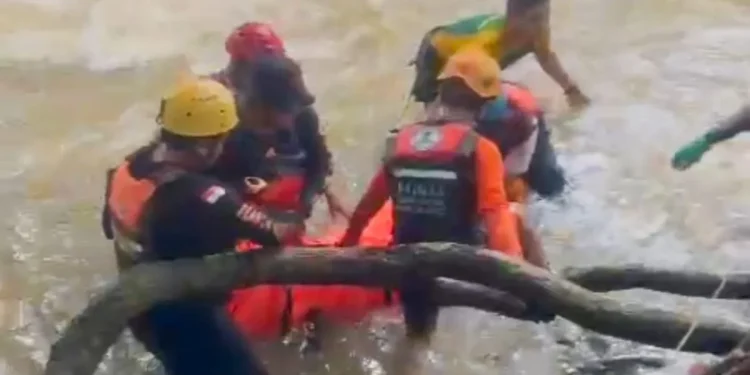Tim SAR Evakuasi Tiga Jasad Mahasiswa Unhas di Sungai Maros