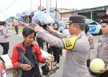 Kapolres Pasbar Bagikan Helm Gratis Bagi Pengendara