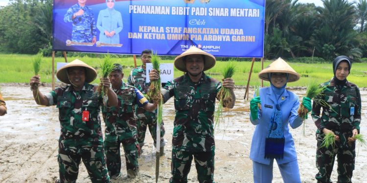 Kasau Kunjungi Lanud Leo Wattimena Morotai, Perkuat Kesiapan Operasional dan Dukung Ketahanan Pangan
