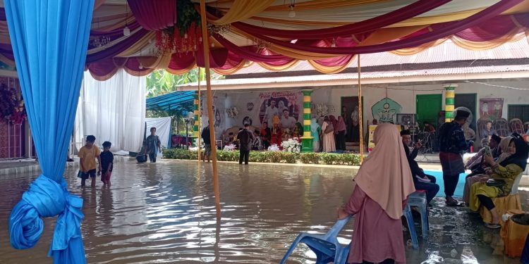 Sungai Batang Serangan Meluap, Jembatan Titi Kurus Putus, Pemukiman di Sawit Seberang Terendam Banjir