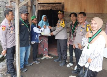 Kapolres Pasaman Barat Bersama HMI Berikan Bantuan Sembako Untuk Masyarakat Yang Membutuhkan