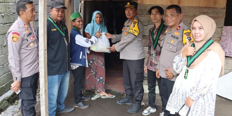 Kapolres Pasaman Barat Bersama HMI Berikan Bantuan Sembako Untuk Masyarakat Yang Membutuhkan