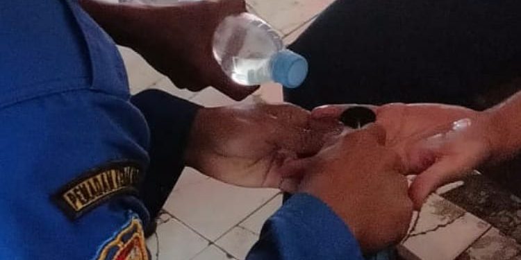 Tim Damkar Pemalang Bantu Siswa SMP Lepas Cincin yang Terlalu Ketat