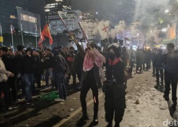 Ada yang Lempar Molotov-Petasan Saat Demo ‘Indonesia Gelap’ di Patung Kuda