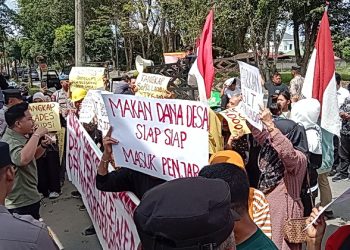 Warga Serapuh Asli, Langkat Demo di Kejari Langkat
