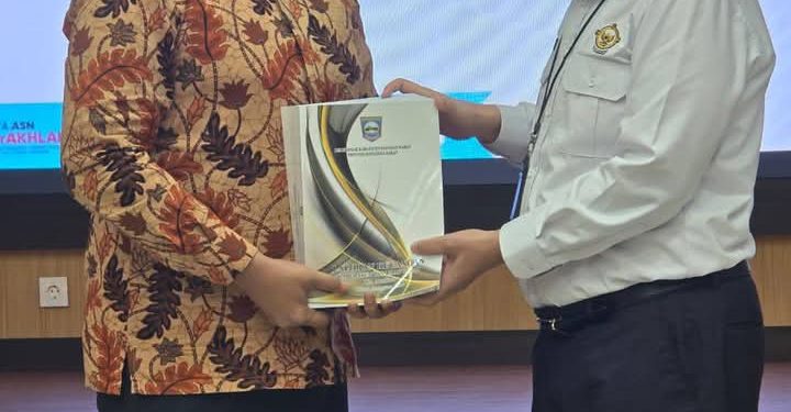 Wakil Bupati M. Ihpan Serahkan LKPD TA 2024 Kabupaten Pasbar ke BPK Perwakilan Sumbar