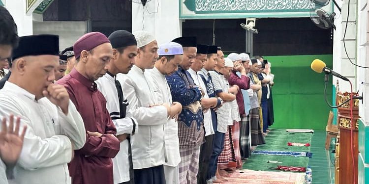 Kehangatan Ramadhan di Lapas Cipinang: Kalapas Wachid Wibowo Sholat Tarawih Bersama Warga Binaan