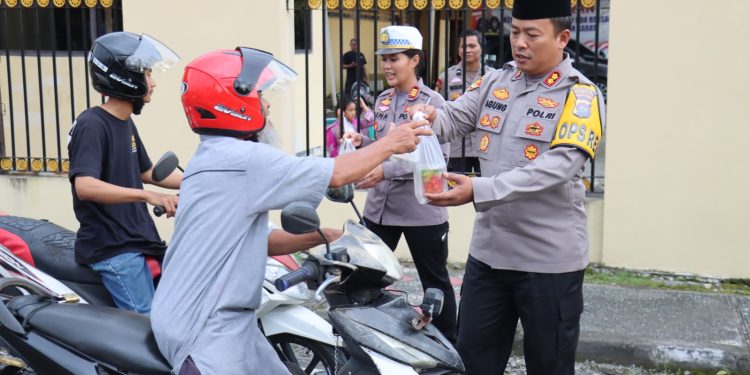 Kapolres AKBP Agung Tribawanto Bagikan Ratusan Takjil Kepada Masyarakat