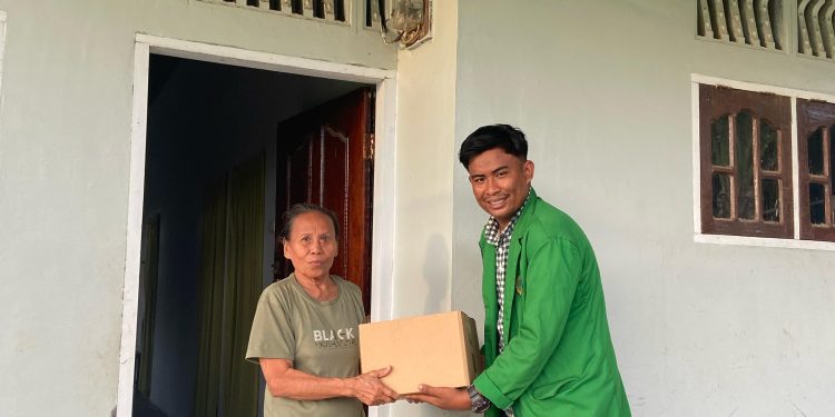 Sambut Bulan Penuh Berkah, Polres Langkat dan Mahasiswa STAIJM Berbagi Sembako