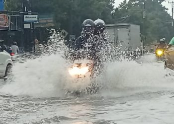 Drainase Buruk, Jalan Depan Kantor DPUTR Pemalang Tergenang Banjir