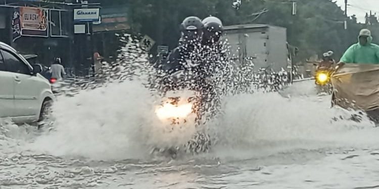 Drainase Buruk, Jalan Depan Kantor DPUTR Pemalang Tergenang Banjir