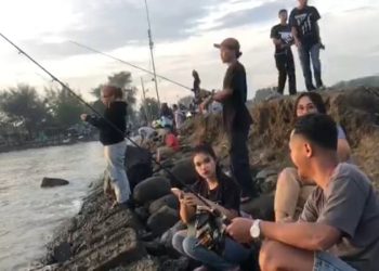 Ngabuburit Sambil Mancing di Dermaga Tanjungsari Pemalang, Sensasi Menunggu Buka Puasa dengan Pemandangan Indah