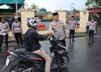 Kapolres Pasbar Kembali Bagikan Takjil Sebagai Wujud Kepedulian Polri Hadir Untuk Masyarakat