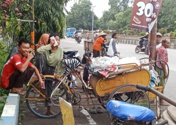Warga Pemalang Berburu Takjil Gratis Menjelang Waktu Berbuka Puasa