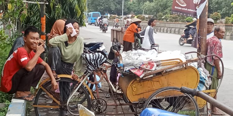 Warga Pemalang Berburu Takjil Gratis Menjelang Waktu Berbuka Puasa
