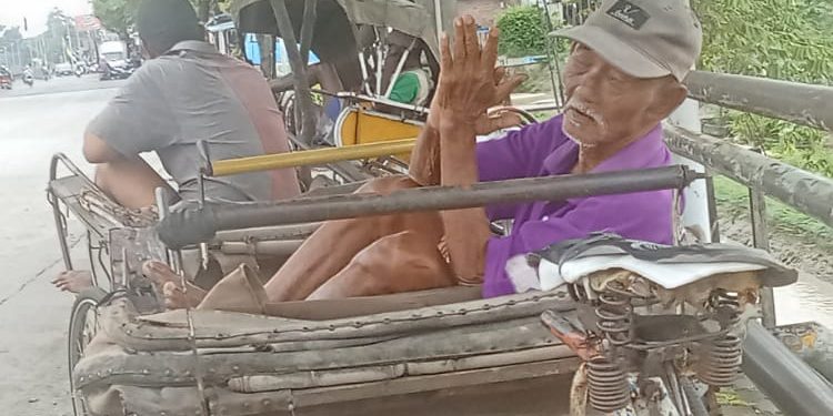 Kisah Inspiratif: Kakek 85 Tahun di Pemalang Tetap Mengayuh Becak Meski Berpuasa