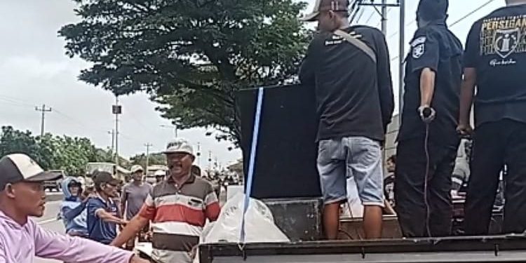 Kesal Merasa Diberi Harapan Palsu, Ratusan Petani di Pemalang Geruduk Pabrik Sepatu PT Golden Victory