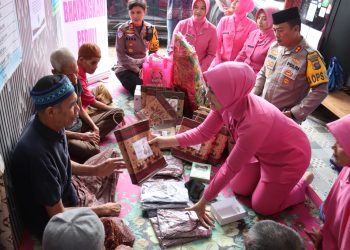 Jelang Lebaran, Kapolres AKBP Agung Tribawanto Sambangi Panti Asuhan dan Rumah Lansia di Pasbar