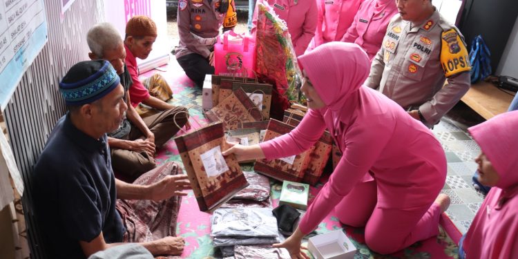 Jelang Lebaran, Kapolres AKBP Agung Tribawanto Sambangi Panti Asuhan dan Rumah Lansia di Pasbar