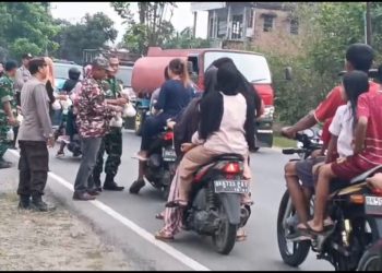 Koramil 12/Gebang Bagikan Takjil kepada Pengendara di Jalinsum