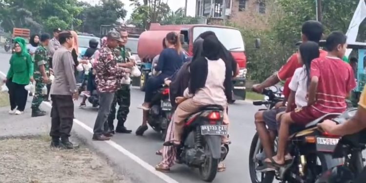 Koramil 12/Gebang Bagikan Takjil kepada Pengendara di Jalinsum